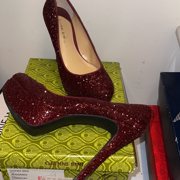 Crimson Ladies Stilettos - Picture 2 of 4